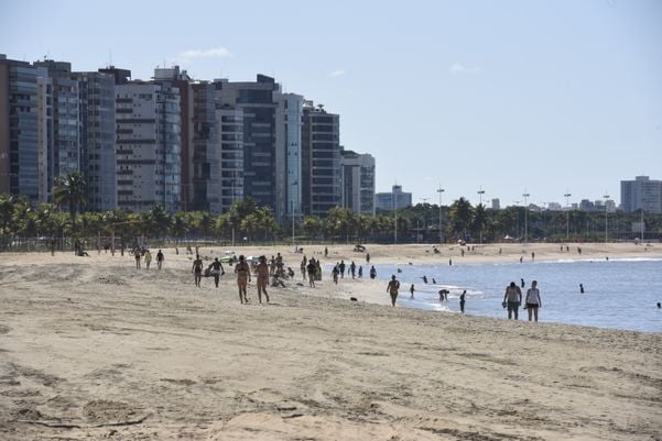Movimento de pessoas durante a pandemia de Coronavírus na Praia de Camburi, Vitória por Carlos Alberto Silva