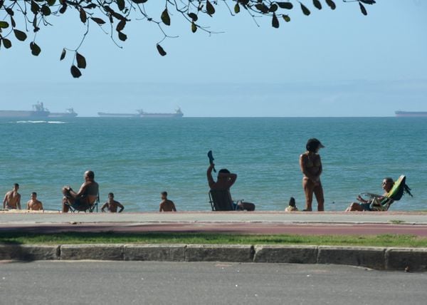 Movimento de pessoas durante a pandemia de Coronavírus na Praia de Itaparica, Vila Velha por Carlos Alberto Silva