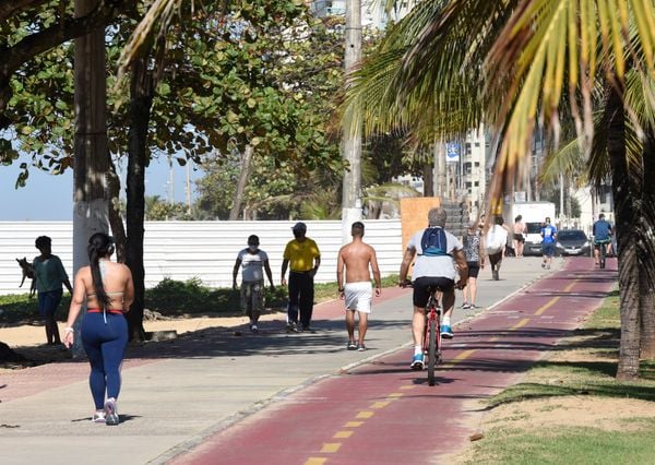 Movimento de pessoas durante a pandemia de Coronavírus na Praia de Itaparica, Vila Velha por Carlos Alberto Silva