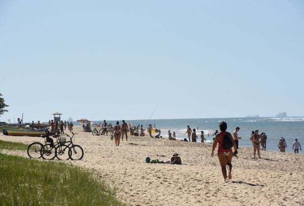Movimento de pessoas durante a pandemia de Coronavírus na Praia de Itapoã, Vila Velha por Carlos Alberto Silva