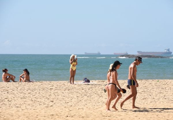 Movimento de pessoas durante a pandemia de Coronavírus na Praia de Itapoã, Vila Velha por Carlos Alberto Silva