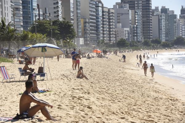 Movimento de pessoas durante a pandemia de Coronavírus na Praia de Itapoã, Vila Velha por Carlos Alberto Silva
