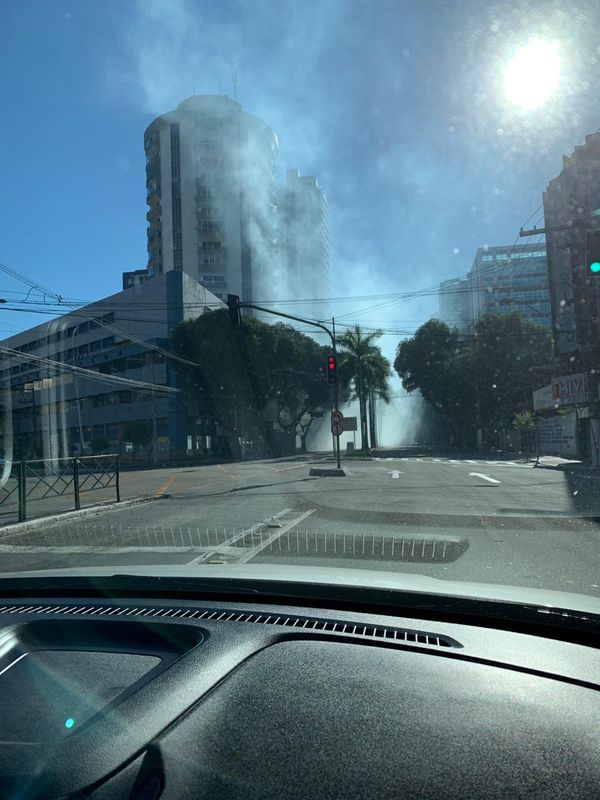 Uma forta fumaça foi vista no cruzamento entre a Avenida Desembargador Santos Neves e a Reta da Penha neste domingo (14)