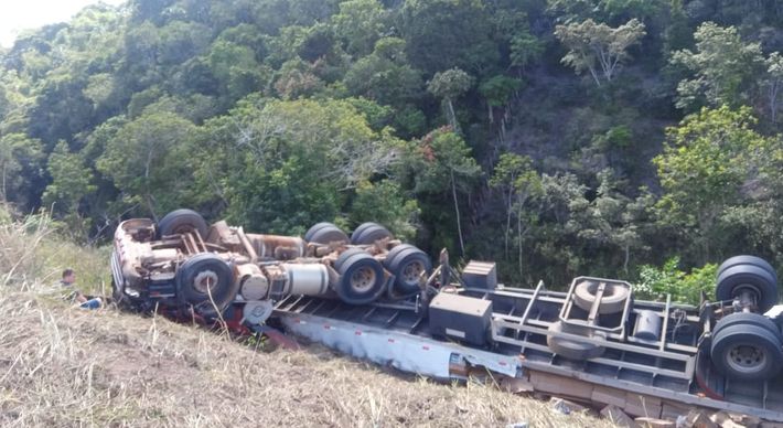 O veículo carregado de ovos saiu de Santa Maria de Jetibá e tombou na BR-101, na Bahia. Segundo a polícia, duas pessoas que estavam saqueando a carga morreram após o veículo tombar novamente