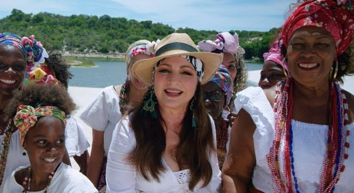 Cantora dá detalhes do álbum e fala sobre o combate ao coronavírus nos EUA, ela diz: 'Eu queria que tivéssemos ouvido os cientistas desde o começo'