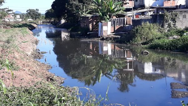 Além do óleo, o Córrego das Laranjeiras, convive com esgoto diário e muita poluição
