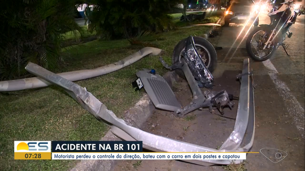 Carro de passeio ficou destruído após capotar e bater em postes na BR 101, na Serra. Motorista não se feriu