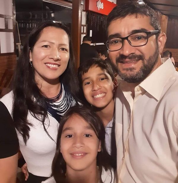 Djenani da Silva e Halen Martins com os filhos Maria Eduarda e João Pedro. 