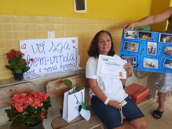 Rita de Cassia deixou hospital em Vitória após vencer a Covid-19