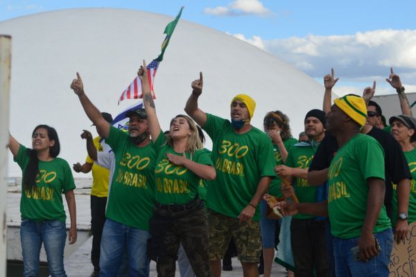Sara Winter , ao centro, durante protesto em Brasília no sábado (13)