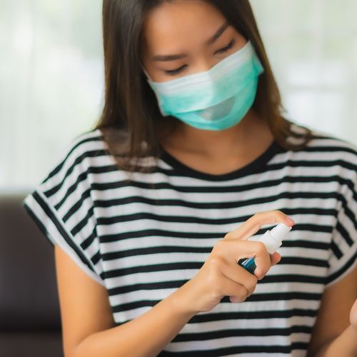Especialistas alertam que ainda não é possível saber se o vírus pode causar reinfecção. Continua sendo importante o uso de máscara e o distanciamento - mesmo para as pessoas que já testaram positivo para o coronavírus