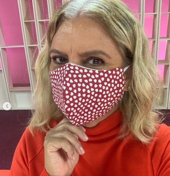 A jornalista Astrid Fontenelle está assumindo os cabelos brancos na quarentena