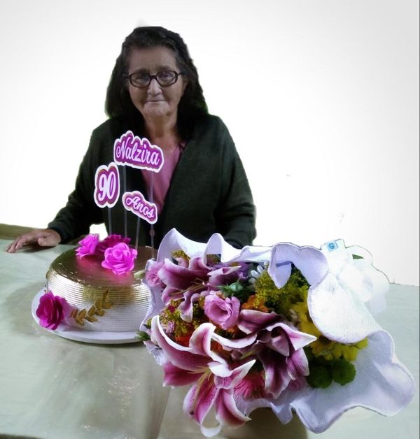Dona Nalzira de Castro Vargas ganha aniversário surpresa aos 90 anos