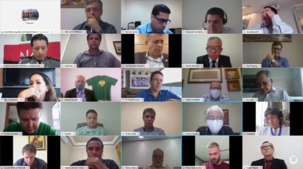 No canto superior esquerdo, Capitão Assumção exibe, ao fundo, a bandeira que foi apropriada por movimentos radicais 
