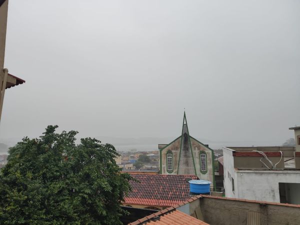 Nuvens carregadas encobriram a baía de Vitória próximo ao bairro Santo Antônio, na Capital, na manhã desta terça (16)