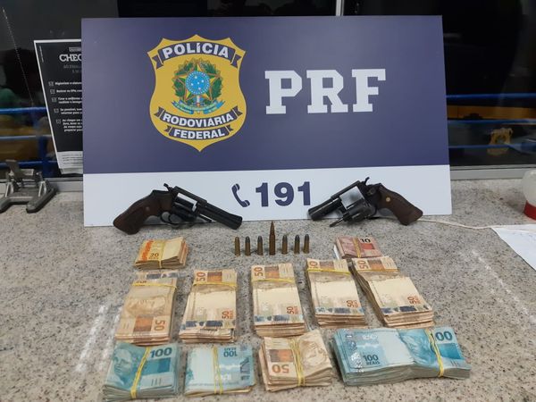 PRF apreendeu armas, munições e R$ 45 mil em espécie na Serra nesta terça-feira (16)