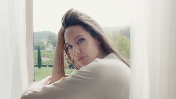 Angelina Jolie na campanha do perfume 