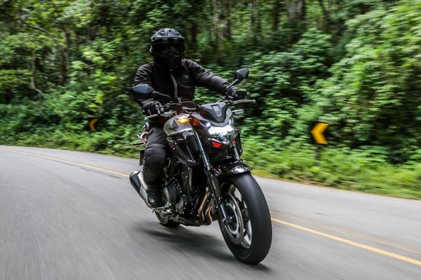 O design despojado da nova CB 500F é atraente e moderno