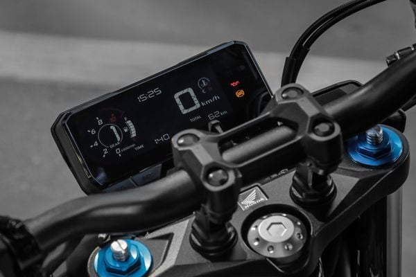 O design despojado da nova CB 500F é atraente e moderno