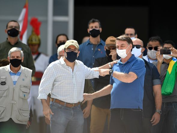 Jair Bolsonaro, Presidente da Republica, acompanhado com Abraham Weintraub, Ministro da Educacao, Pecuaria e Abastecimento, durante uma manifestacao neste domingo (17), fora do Palacio do Planalto por MATEUS BONOMI/AGIF/ESTADÃO CONTEÚDO