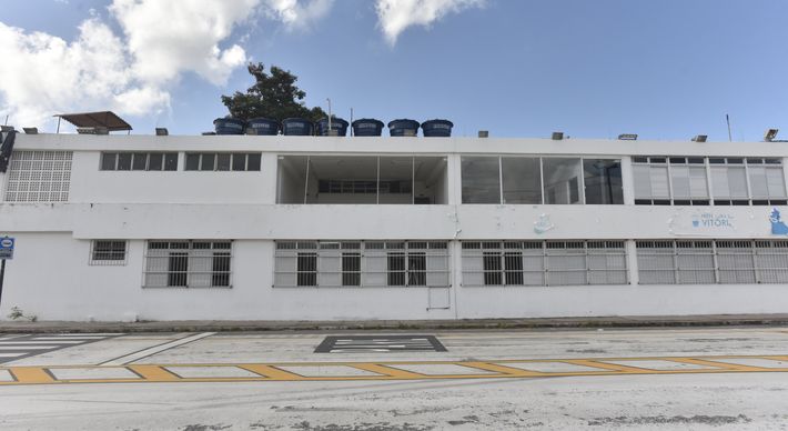 Estrutura começou a funcionar na última sexta-feira (3). O centro utiliza os camarotes do Sambão do Povo, onde acontece anualmente o Carnaval de Vitória