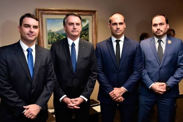 Data: 04/08/2019 - Presidente Jair Bolsonaro e seus três filhos que são políticos: Flávio, Eduardo e Carlo - Editoria: Economia 