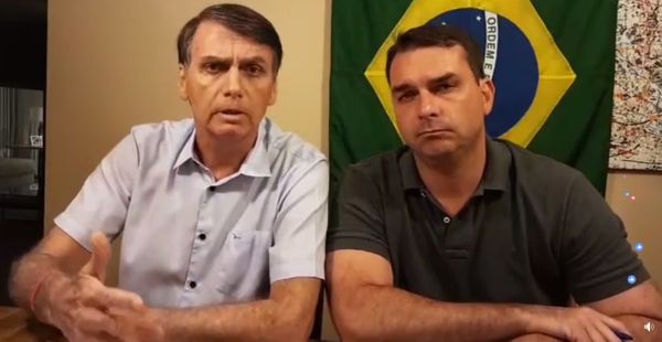 Data: 14/12/2018 - Pronunciamento de Flávio Bolsonaro nas redes sociais sobre possíveis movimentações bancárias suspeitas de seu ex-assessor. Ao lado, seu pai, Jair Bolsonaro - Editoria: Cidade -  - NA