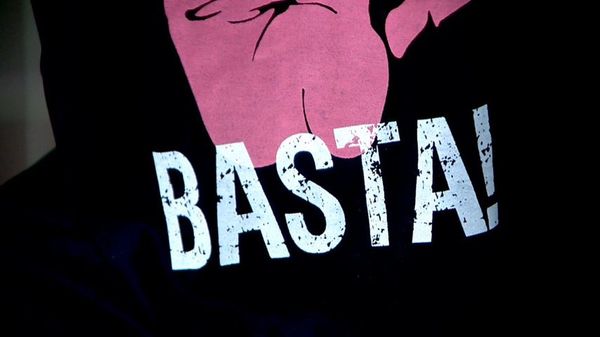Em camisa, vítima pede fim da violência contra a mulher