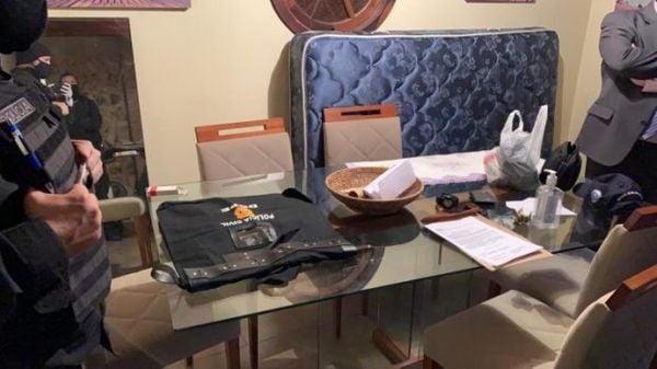 Fotos feitas pela Polícia Civil de São Paulo mostram a Casa onde estava o ex-assessor parlamentar Fabrício Queiroz, investigado pelo crime de rachadinha. O imóvel em Atibaia, no interior de São Paulo,  pertence a Frederick Wassef, advogado do senador Flávio Bolsonaro.  por Polícia Civil de São Paulo