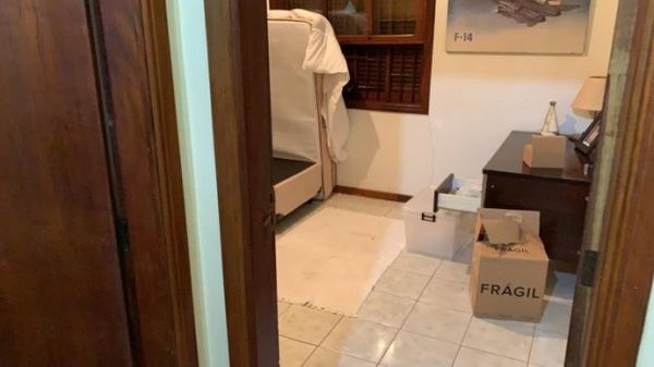 Fotos feitas pela Polícia Civil de São Paulo mostram a Casa onde estava o ex-assessor parlamentar Fabrício Queiroz, investigado pelo crime de rachadinha. O imóvel em Atibaia, no interior de São Paulo,  pertence a Frederick Wassef, advogado do senador Flávio Bolsonaro.  por Polícia Civil de São Paulo