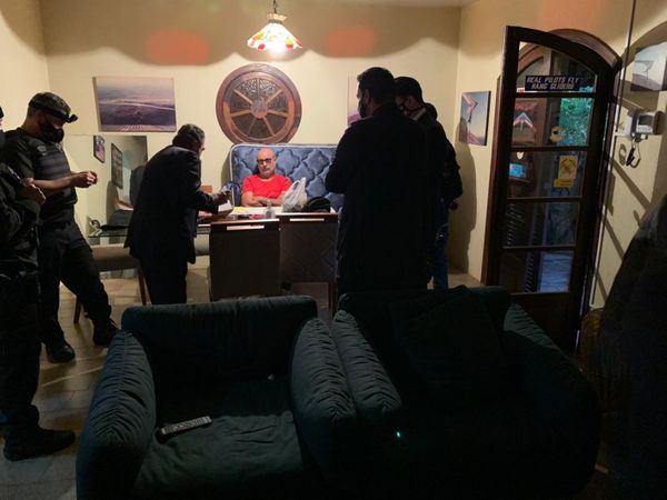 Fotos feitas pela Polícia Civil de São Paulo mostram a Casa onde estava o ex-assessor parlamentar Fabrício Queiroz, investigado pelo crime de rachadinha. O imóvel em Atibaia, no interior de São Paulo,  pertence a Frederick Wassef, advogado do senador Flávio Bolsonaro.  por Polícia Civil de São Paulo