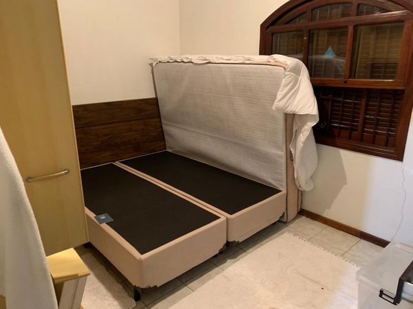 Fotos feitas pela Polícia Civil de São Paulo mostram a Casa onde estava o ex-assessor parlamentar Fabrício Queiroz, investigado pelo crime de rachadinha. O imóvel em Atibaia, no interior de São Paulo,  pertence a Frederick Wassef, advogado do senador Flávio Bolsonaro.  por Polícia Civil de São Paulo