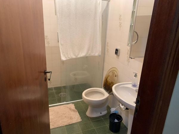 Fotos feitas pela Polícia Civil de São Paulo mostram a Casa onde estava o ex-assessor parlamentar Fabrício Queiroz, investigado pelo crime de rachadinha. O imóvel em Atibaia, no interior de São Paulo,  pertence a Frederick Wassef, advogado do senador Flávio Bolsonaro.  por Polícia Civil de São Paulo