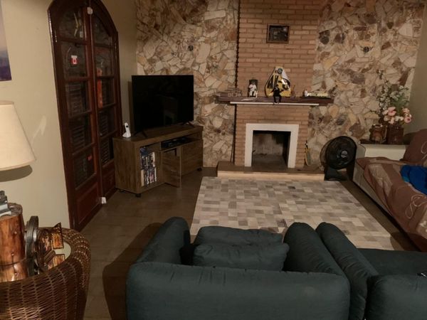 Fotos feitas pela Polícia Civil de São Paulo mostram a Casa onde estava o ex-assessor parlamentar Fabrício Queiroz, investigado pelo crime de rachadinha. O imóvel em Atibaia, no interior de São Paulo,  pertence a Frederick Wassef, advogado do senador Flávio Bolsonaro.  por Polícia Civil de São Paulo