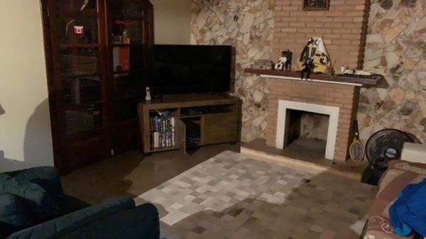 Fotos feitas pela Polícia Civil de São Paulo mostram a Casa onde estava o ex-assessor parlamentar Fabrício Queiroz, investigado pelo crime de rachadinha. O imóvel em Atibaia, no interior de São Paulo,  pertence a Frederick Wassef, advogado do senador Flávio Bolsonaro.  por Polícia Civil de São Paulo