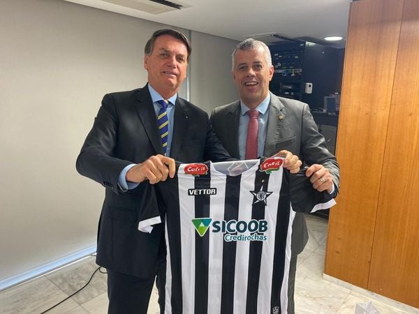 O presidente Jair Bolsonaro e o deputado federal Evair de Melo posam com a camisa do Estrela