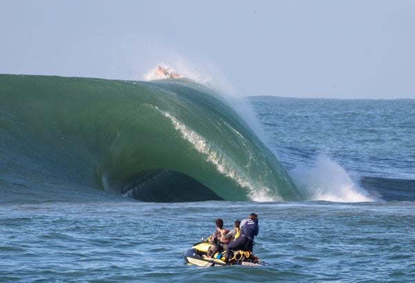 Ondas na ilha dos Pacotes em Vila velha. Local da maior da maior onda surfada no Brasil ano passado.