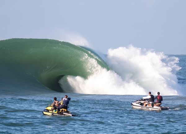 Ondas na ilha dos Pacotes em Vila velha. Local da maior da maior onda surfada no Brasil ano passado.