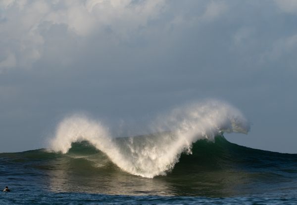 Ondas na ilha dos Pacotes em Vila velha. Local da maior da maior onda surfada no Brasil ano passado.