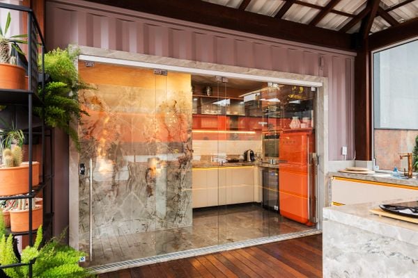 Porta de vidro temperado em ambiente exposto na Casacor ES 2017 (Daniela Avancini e Henrique Gasparini)