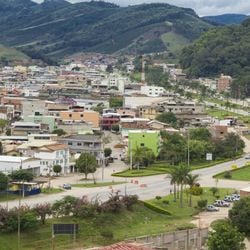 Vítima foi socorrida pelo Serviço de Atendimento Móvel de Urgência (Samu), mas chegou sem vida ao pronto atendimento; suspeitos fugiram de moto