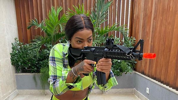 Gravada no Complexo da Maré, "Arcanjo Renegado" aborda os problemas da segurança no Rio de Janeiro a partir da história do sargento Mikhael, que comanda o grupamento Arcanjo, responsável por operações especiais do Bope