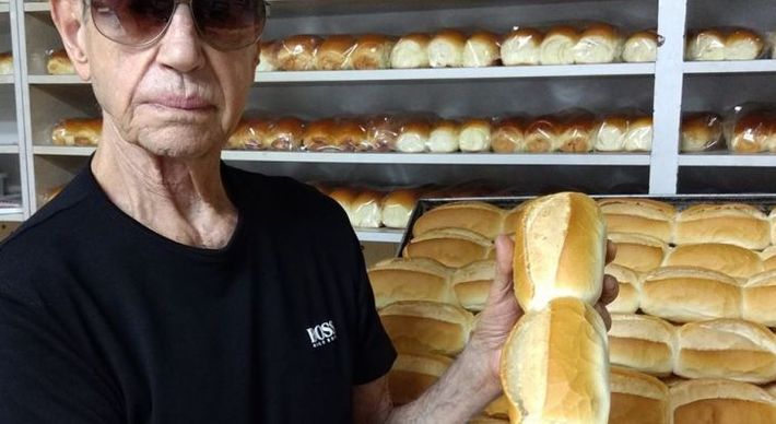 Desde a década de 60, o padeiro Armando Bortoluzzi fazia os pães e tocava a Padaria Expressa. O idoso de 87 anos faleceu na noite desta quinta-feira (18)