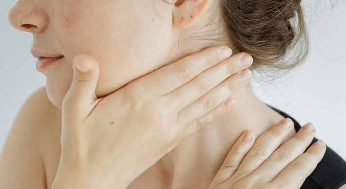 A massoterapeuta Eliane Mattos explica que essa massagem ajuda a relaxar e nutrir os tecidos da pele com a ajuda de óleos naturais. Assista ao passo a passo