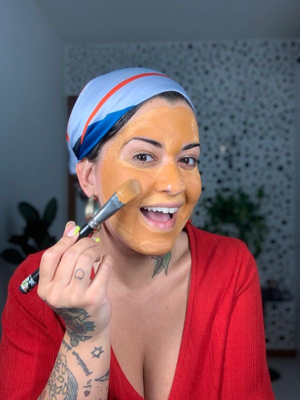 Aline Bretas usando argila amarela no rosto