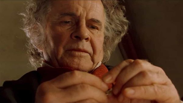 ator britânico Ian Holm, conhecido por viver Bilbo em 