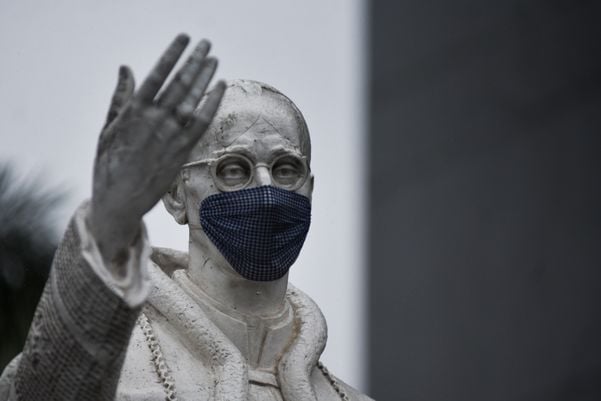 Estátua do Papa Pio XII, no Centro de Vitória, recebeu máscara  por Fernando Madeira
