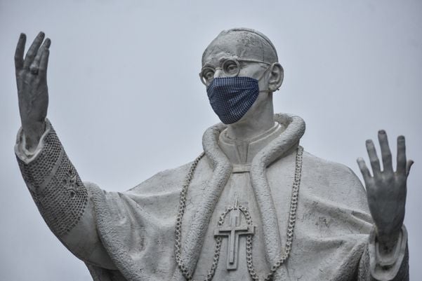 Estátua do Papa Pio XII, no Centro de Vitória, recebeu máscara  por Fernando Madeira