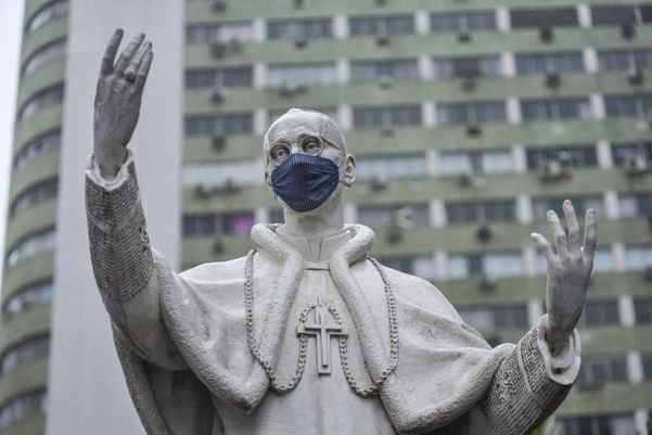 Estátua do Papa Pio XII, no Centro de Vitória, recebeu máscara  por Fernando Madeira