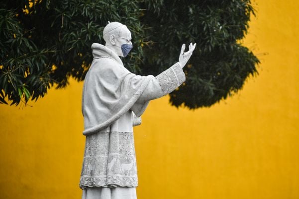 Estátua do Papa Pio XII, no Centro de Vitória, recebeu máscara  por Fernando Madeira